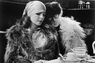 Woody Allen leunt zijn hoofd op de schouder van Diane Keaton in een scène uit 'Love and Death', geregisseerd door Allen, 1975.